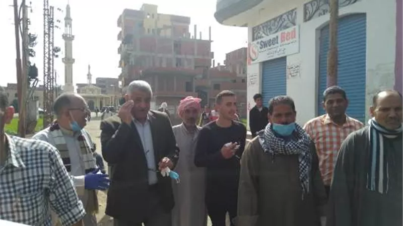 رئيس مدينة الزقازيق يقود حملات تطهير وتعقيم كوم الاشراف للوقاية من كورونا صور