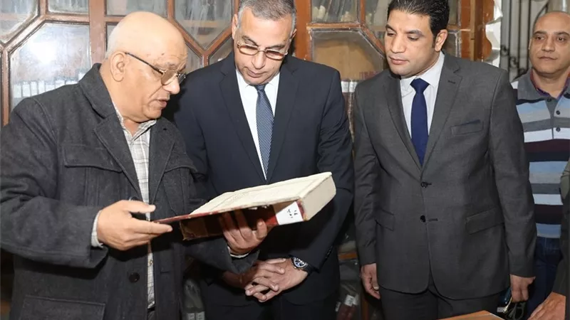 محافظ سوهاج يتفقد مكتبة 