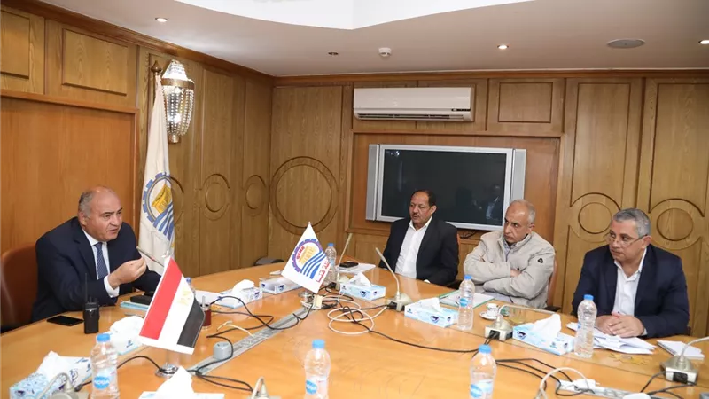 محافظ قنا يلتقى بالمستثمرين واصحاب المصانع بقفط ونجع حمادى