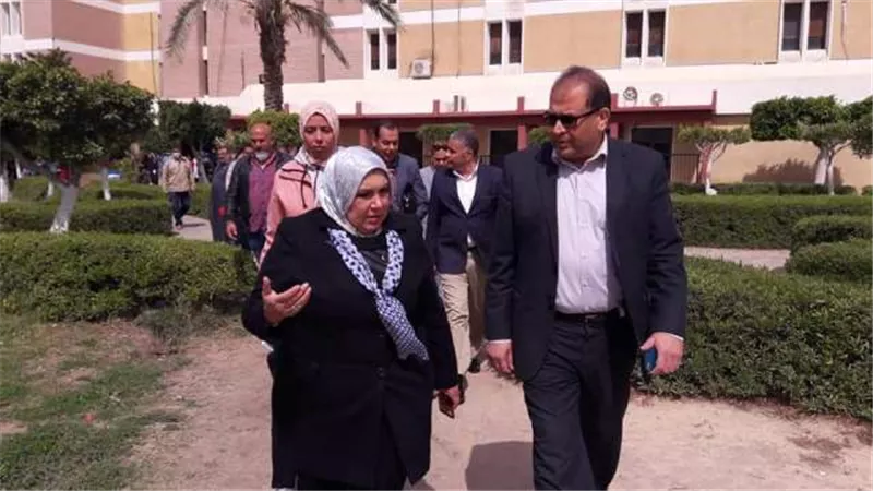 لتفانيهم في العمل.. صرف مكافأة مالية للعاملين بمستشفيات جامعة القناة