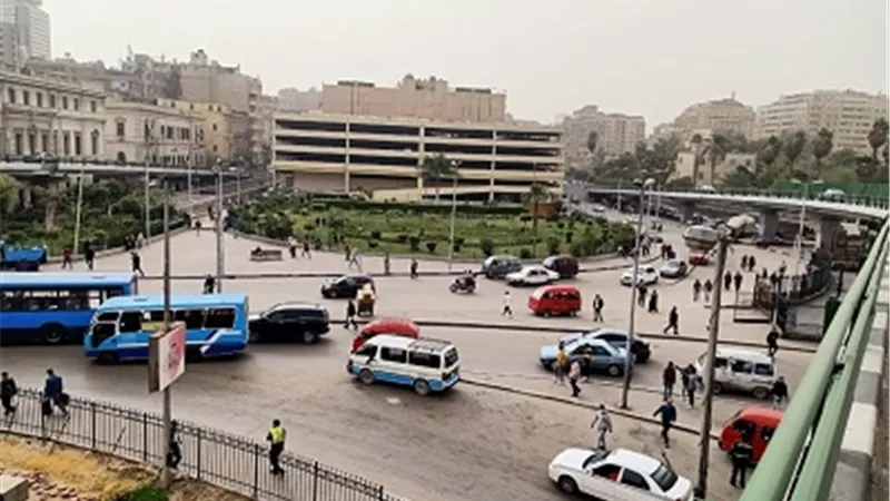 أمن القاهرة يخلى ميدان العتبة من الباعة الجائلين والاشغالات