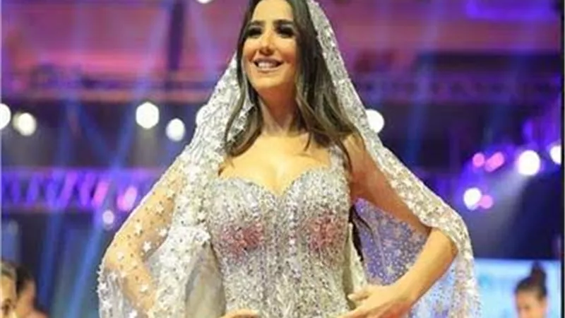 مى عمر تتكفل بمصاريف 150 أسرة مصرية
