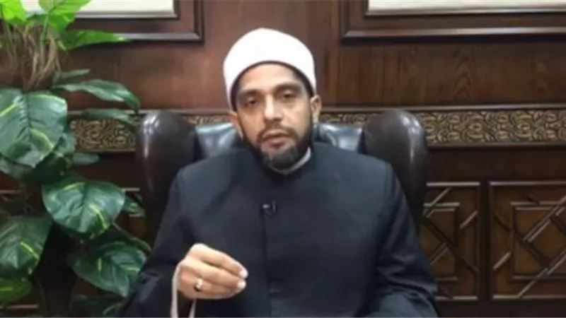هل يجوز تأدية صلاة الجمعة دون خطيب خلف الراديو؟