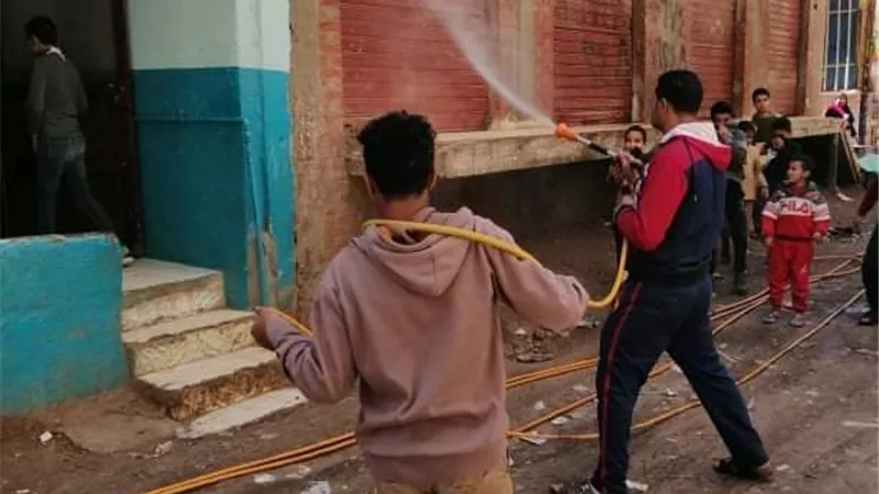شباب كفر الشرفا يطهرون القرية لمواجهة كورونا