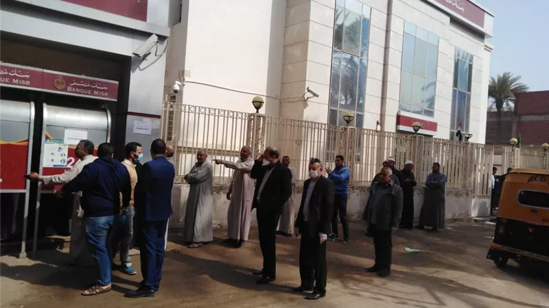 رئيس مدينة القرين ينظم وقوف المواطنين أمام ماكينات الصرف