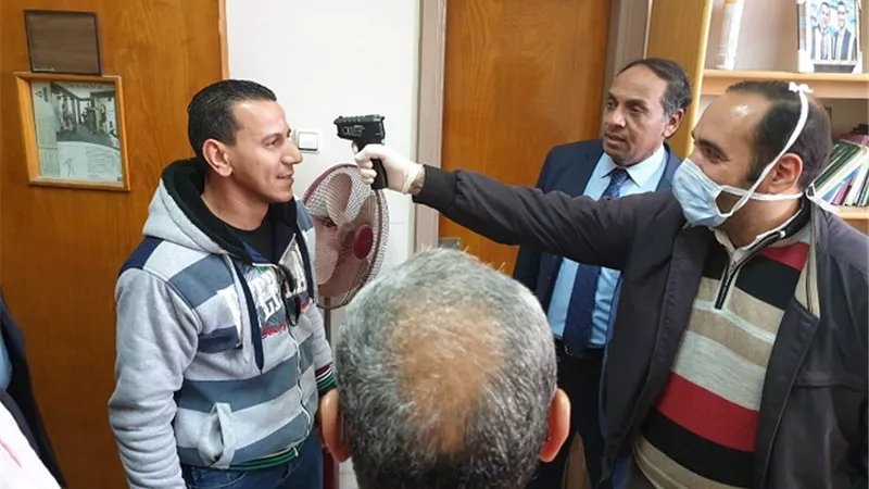 جامعة أسيوط تواصل أعمال التطهير والتعقيم بمختلف كلياتها