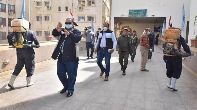 محافظ أسيوط يقود حملة لتطهير مستشفيات المبرة والرمد ومبنى الديوان العام لمواجهة كورونا المستجد