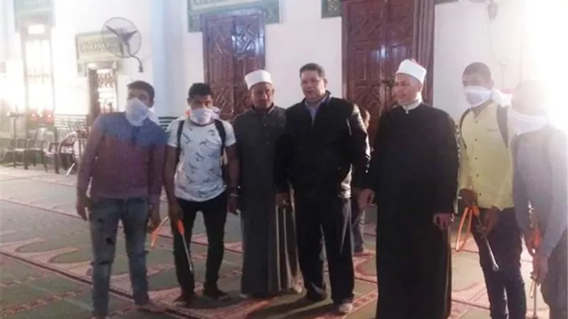مواطن أسيوطى يقوم بتعقيم وتطهير مساجد المدينة لمواجهة فيروس كورونا بالصور