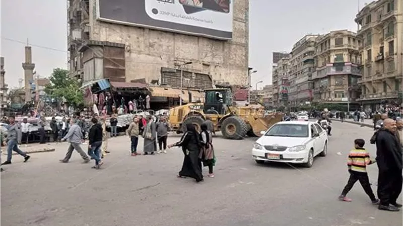 محافظ القاهرة يتفقد رفع اشغالات العتبة والموسكي بعد غلقهما بسبب كورونا