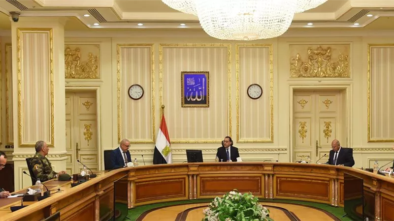 رئيس الوزراء يتابع الإجراءات الاحترازية لمواجهة كورونا في مواقع المشروعات