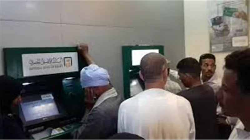 تكدس المواطنين بالسوبر ماركت وامام ماكينات الصراف الالى