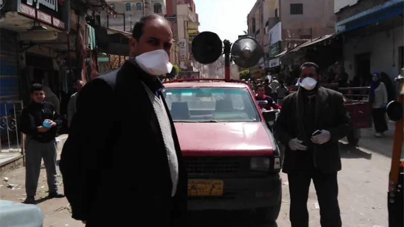 رئيس مدينة القرين يشرف بنفسه على اعلان المواطنين بالحظر ويفض أكبر أسوق الشرقية