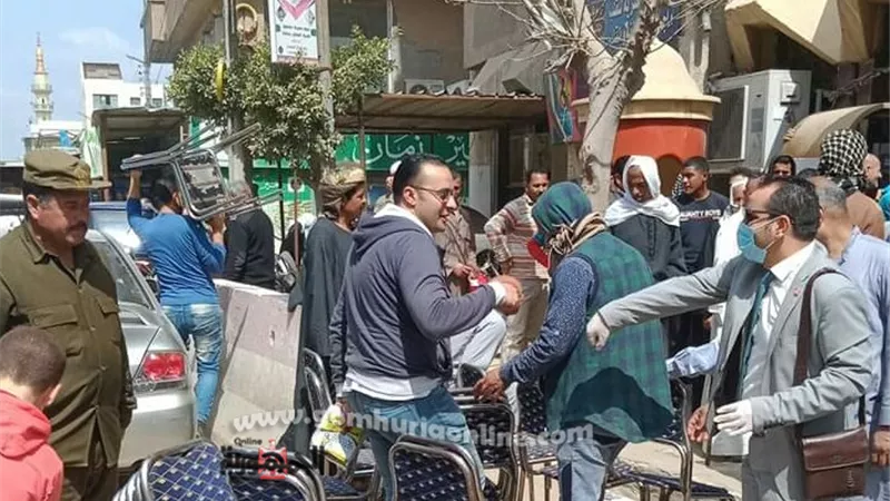 بنك القاهرة بالدلنجات يوفر كراسي واستراحات لكبار السن لمواجهة كورونا .. صور