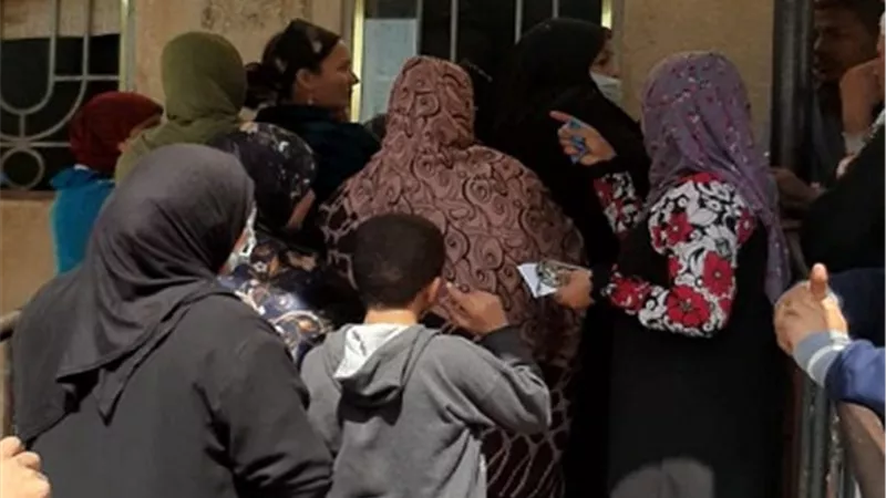 أمانة المرأة بأبنوب توزع جوانتيات وكمامات على المواطنين لمواجهة كرونا