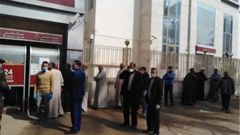 عبدالمقصود ينظم حركة الوقوف أمام ماكينات الصرف بالقرين