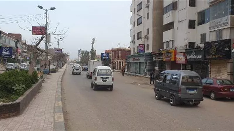 محال بنها مغلقة إستعدادا لحظر التجوال .صور
