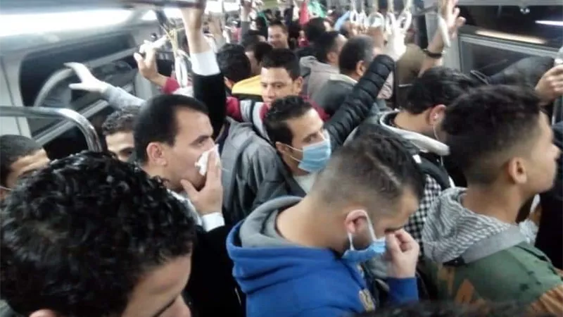 شاهد .. ازدحام شديد في محطات المترو لنقل المواطنين قبل الحظر