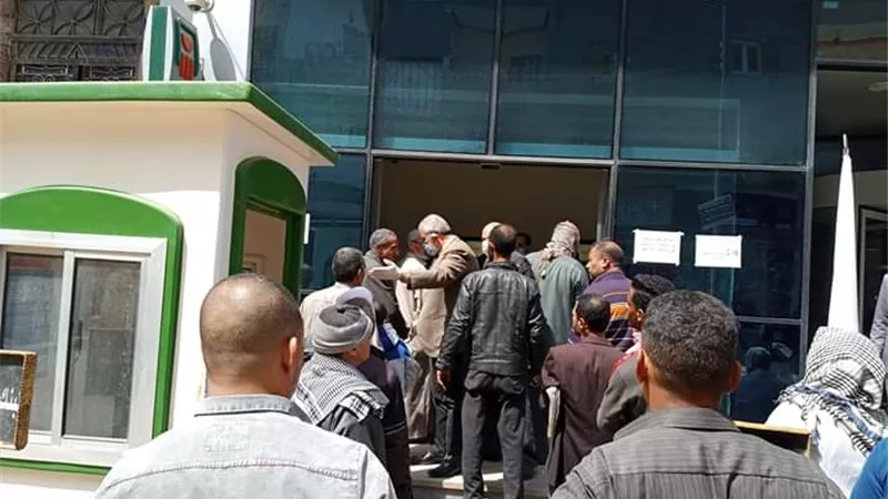 الشرقية .. زحام على ماكينات الصرف الآلى .. وميكروفونات للتوعية ببداية الحظر.. صــور