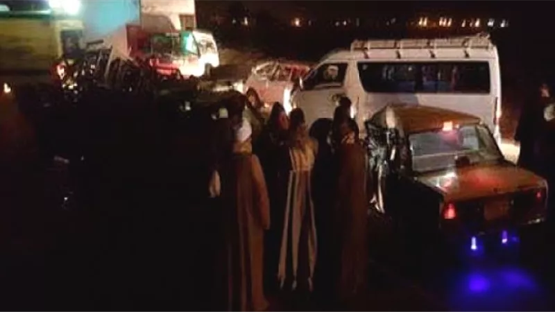 إنقلاب سيارة أجرة محملة ب ١٦ راكب قبل الحظر فى الوادى الجديد