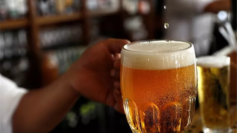 هل شرب الكحول يقي من الإصابة بـ فيروس كورونا .. الصحة العالمية ترد