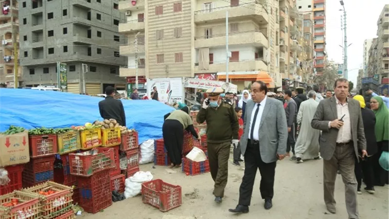 محافظ كفرالشيخ يتابع قرار غلق المحال تنفيذا للحظر .صور