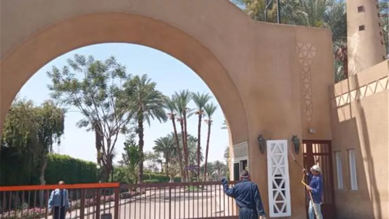 استمرار أعمال التطهير والتعقيم بالزينية شمال الأقصر.صور