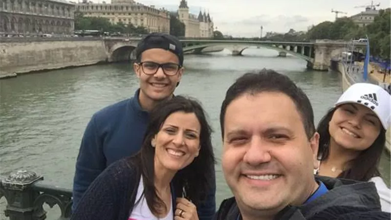 بالفيديو: إدوارد يغنى مع أولاده داخل الحجر المنزلى