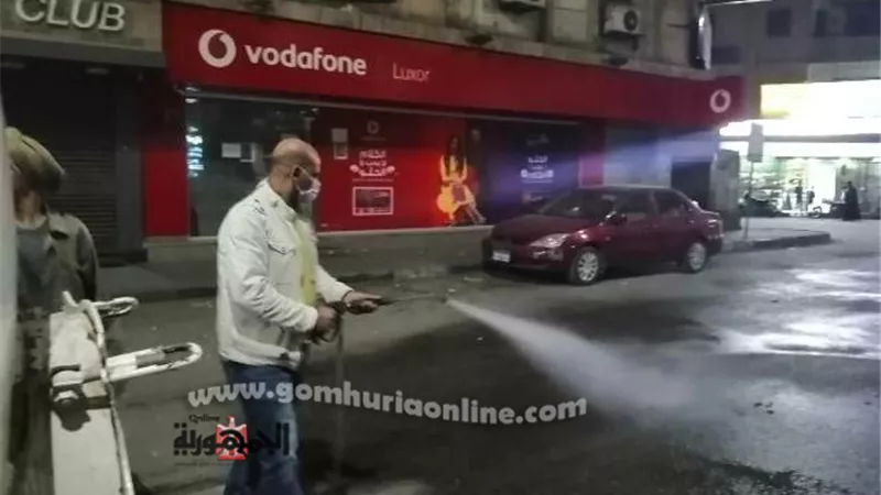 بعد فرض حظر التجول: رئيس مدينة الأقصر يعلن إنطلاق أعمال تطهير ورش الشوارع
