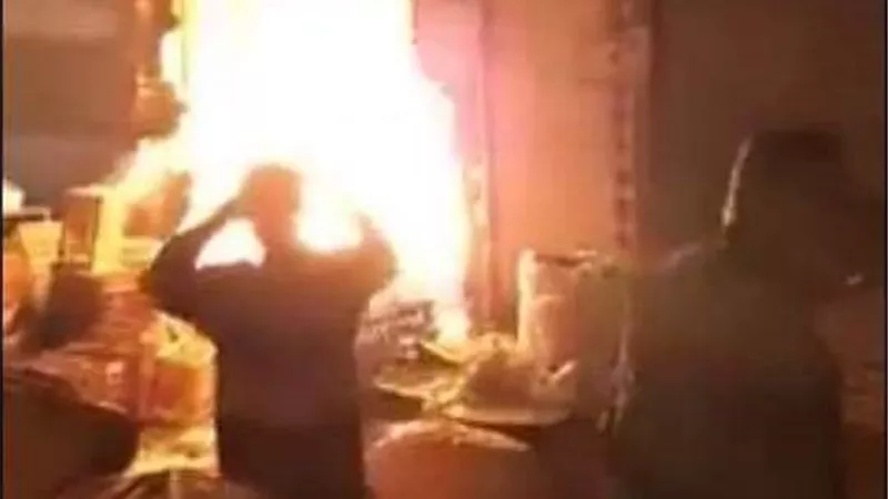 السيطره على حريق فى منزل مهجور بطوخ.. صور