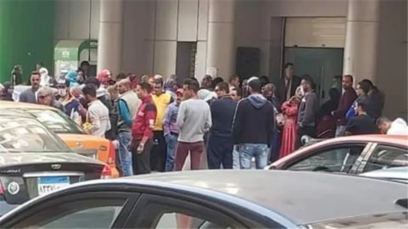 استمرار تزاحم المواطنين على مكتب بريد ومخابز الإسماعيلية .صور