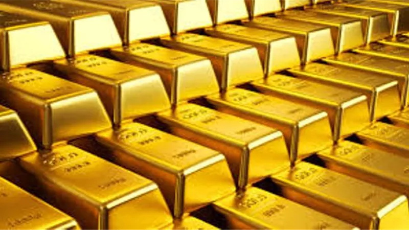 الذهب يتخلى عن مكاسبه ويتراجع 1%