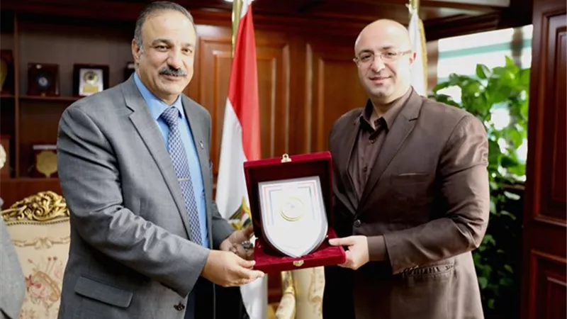 محافظ بني سويف يهدى درع المحافظة لوكيل وزارة التعليم