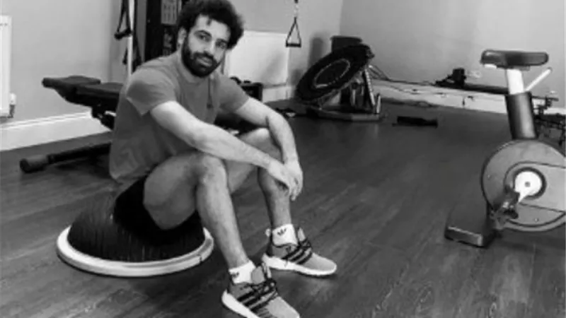 بالصور.. محمد صلاح يتحدى فيروس كورونا بأداء التدريبات المنزلية