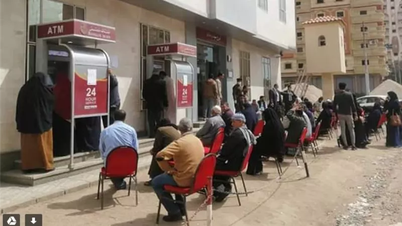 رئيس مركز ومدينة سيدى سالم تشرف على تنظيم صرف الرواتب