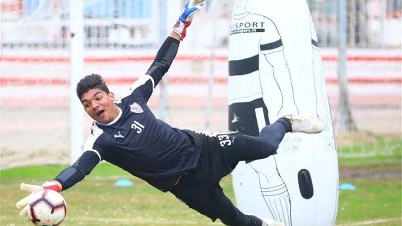 والد حارس مرمى الزمالك يبكي على الهواء .. تعرف على السبب