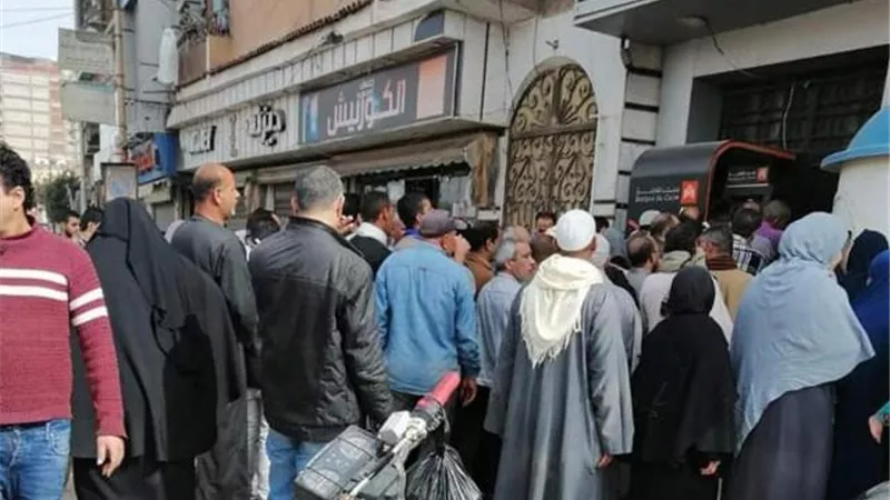 تكدس المواطنين أمام ماكينات الصراف الالي بطنطا رغم التحذيرات بعدم الزحام لمواجهة كورونا .صور