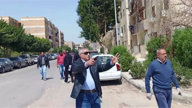 أحياء البسطاء تثير غضب رئيس جهاز القاهرة الجديدة ويعنف قيادات الأحياء بالفيديو والصور