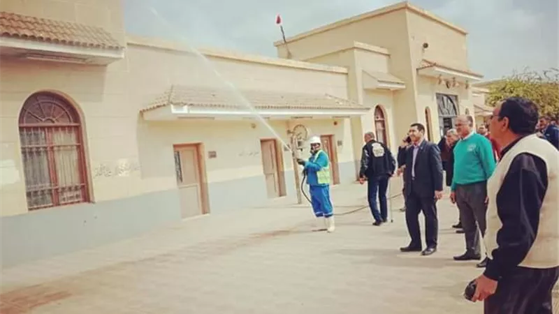 رئيس مركز ومدينة بيلا يتابع أعمال الرش والتطهير بمحطة قطار بيلا