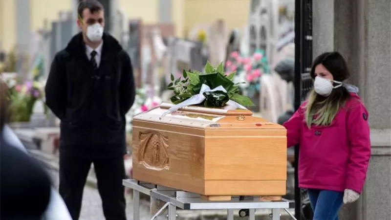يقتل مرتين.. مرة عند الحجر ومرة عند الوداع.. كورونا في إيطاليا