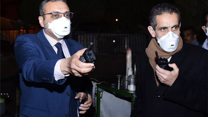 محافظ الغربية يفاجىء القرى لمتابعة قرار الحظر ويغلق محلات تجارية مخالفة بالدلجمون