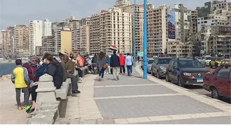 محافظ الإسكندرية يقرر بإغلاق جميع الشواطئ بعد تزاحم المواطنين