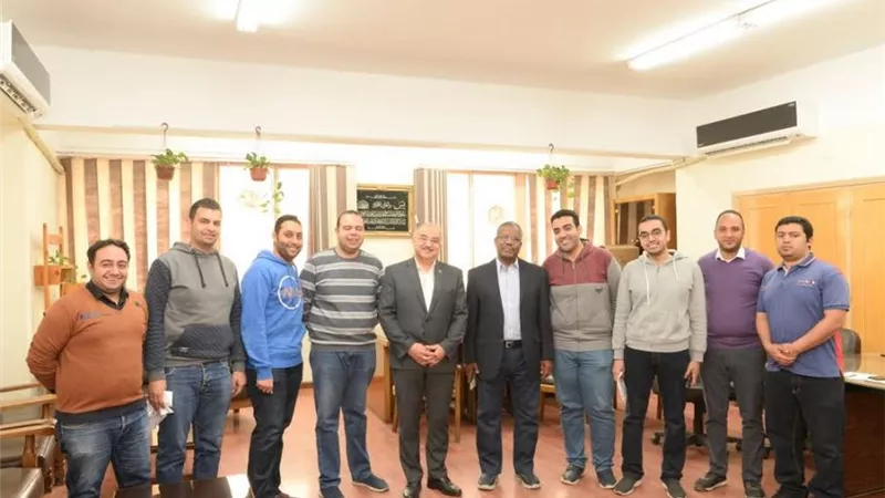 رئيس جامعة أسيوط يلتقي بشباب الأطباء قبل لحظات توجههم للمشاركة فى العمل بمستشفى العزل بأسنا