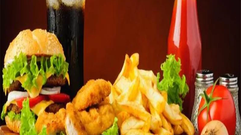 5 أطعمة يحظر تناولها خلال فترة العزل المنزلي
