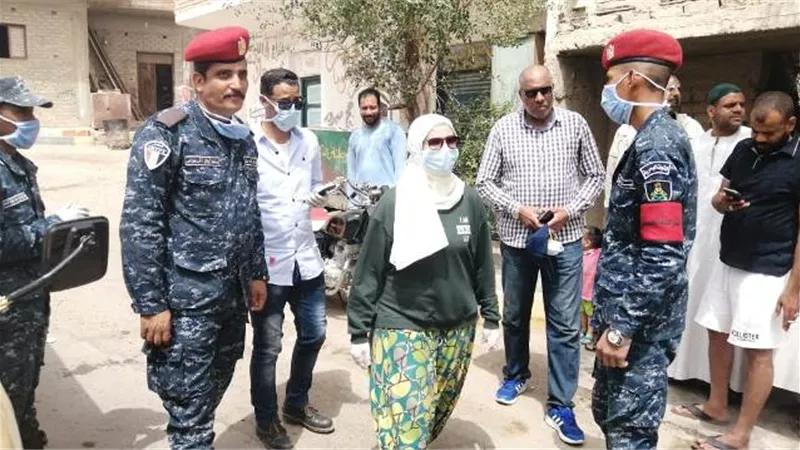 رئيسة مدينة سفاجا تقود حملة طرق أبواب للتوعية بمواجهة كورونا .فيديو وصور