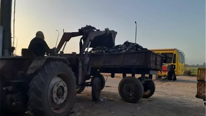 نائب رئيس مدينة الزقازيق يقود جراراً لإنجاز أعمال النظافة ورفع القمامة