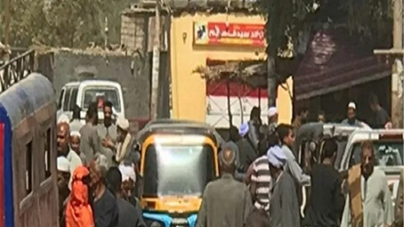 حمله أمنيه لفض تجمعات الباعه الجائلين فى سوق حجازه بقوص