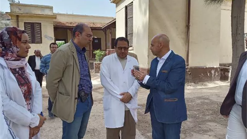 مدير صحة الشرقية يفاجئ العاملين بمستشفي حميات الزقازيق .صور