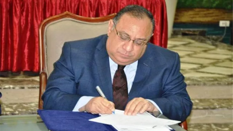 ماجد نجم: صرف مكافآت للعاملين بجامعة حلوان ومستشفى بدر الجامعى و15مايو.. بالصور