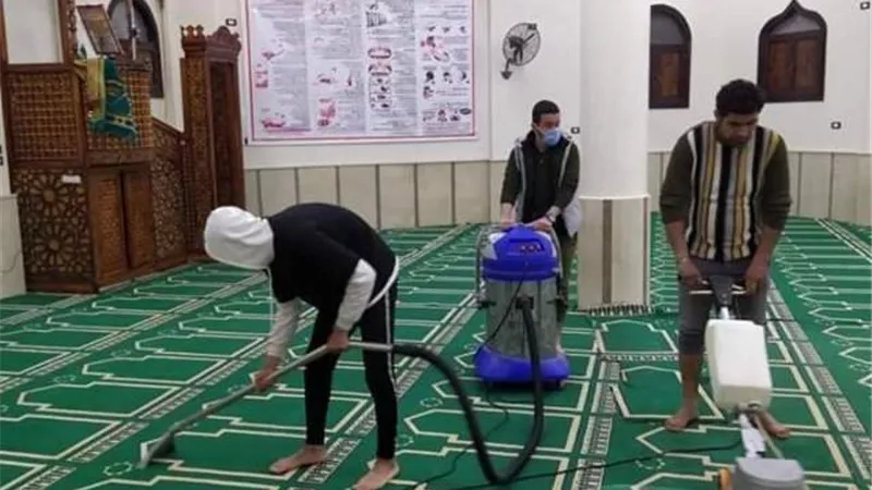 شباب كوم الأطرون طوخ يدشنون حملة تطهير وتعقيم للقرية .صور
