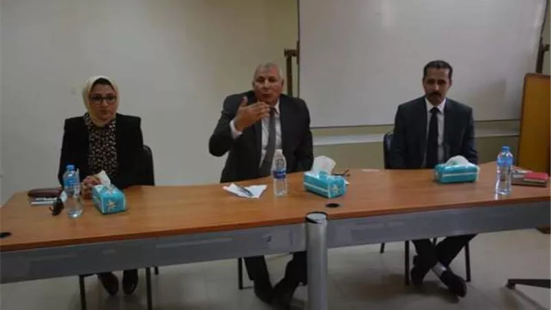 محافظ الوادى الجديد يصرف مكافأة مالية لفرق العزل الصحى والنظافة.صور